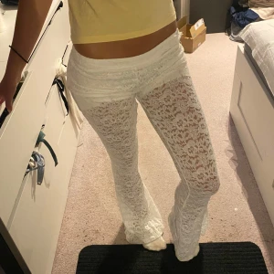 Vita spetsbyxor med shorts innuti - Säljer desss snygga utsvängda spetsbyxor i vit. Jag har själv sytt dem lågmidjade, bra sytt med symaskin (se sista bilden), men det är inget som syns när man har dem på sig!💕