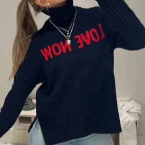 stickad tröja - världens snyggaste stickade tröja från zadig&voltaire!! sååå snygg och unik. mörkblå och röd, passar till allt 🥰 