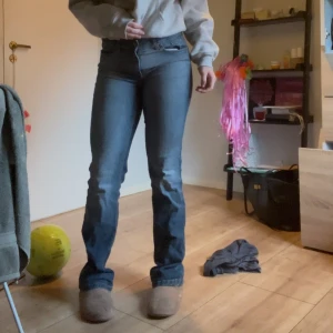 Blå flare jeans - Säljer ett par blå lågmidjade/midwaist jeans med flare. Köpte dem secondhand på Erikshjälpen. De va lite stora i midjan för mig så gjorde två hål (se bild 4) och drog igenom ett skosnöre men inget som man tänker på. Skriv vid frågor❤️