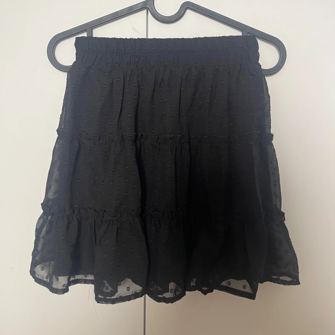 Svart volangkjol med prickar XS