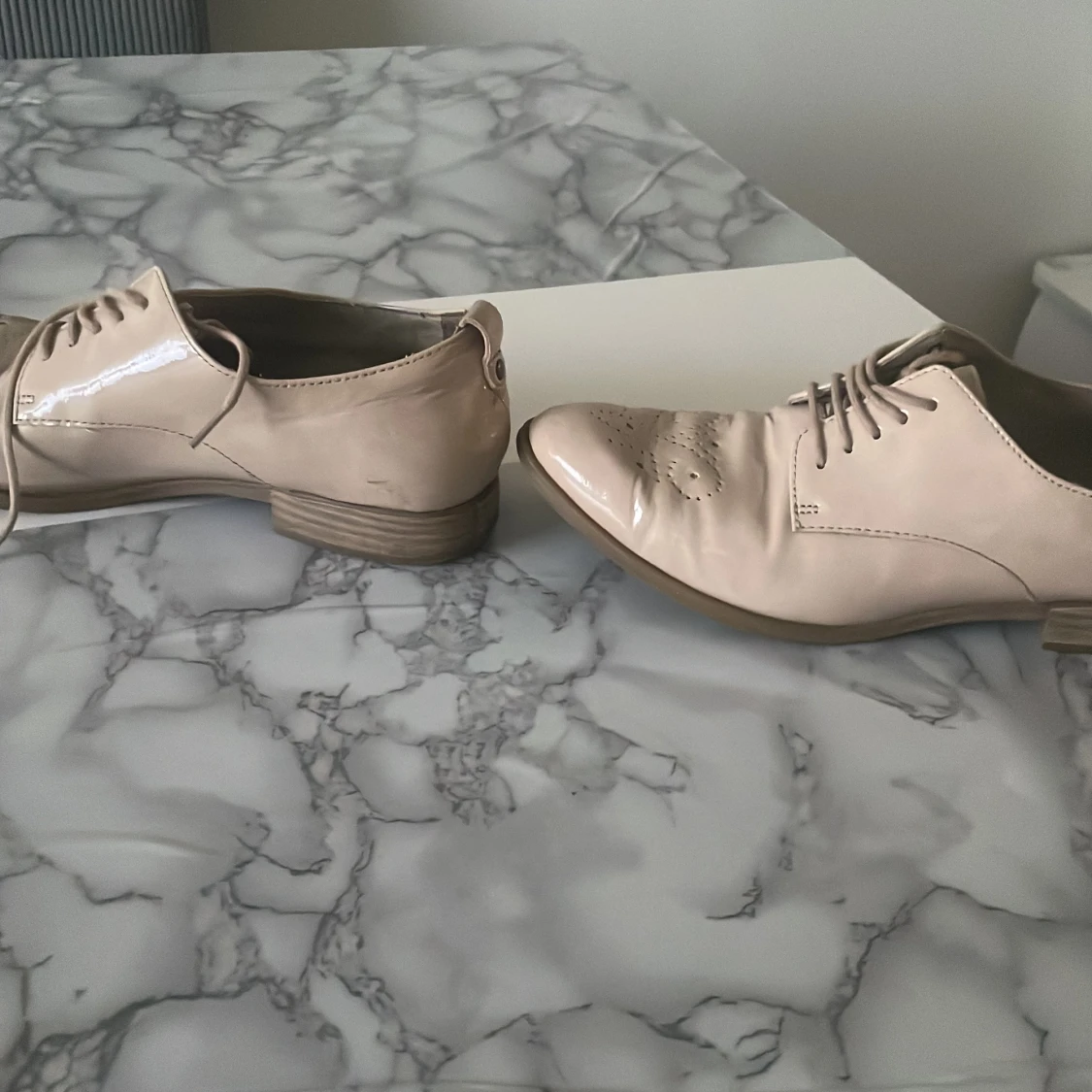 Beige lackskor från Tamaris med snörning - 4