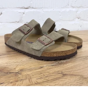 Birkenstock sandaler  - Snygga sandaler från Birkenstock i beige mocka. Perfekta för en chill och avslappnad stil under varma dagar. I nyskick, använda 3-4 gånger. Pris kan diskuteras vid köp direkt.