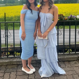 Nelly dreamy frill dress - ljusblå långklänning - Super fin slutsåld klänning från Nelly, köpt för 699kr. Endast använd en gång på ett bröllop.🩵