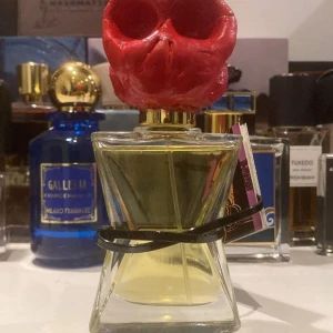 ”Blâme & Objurgation” av The Unleashed Apothecary - Säljer denna extremt sällsynta parfym då den har kommit till för lite användning. Detta är en doft som verkligen har växt på mig men får tyvärr sälja den. Ända felet på flaskan är taggen och därför säljer jag den billigt kontra rek. Priset som ligger på mer än 2000kr