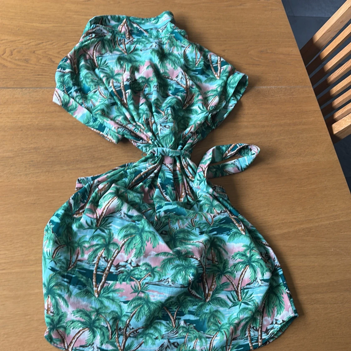 Palmmönstrad kortklänning från Monki - 3