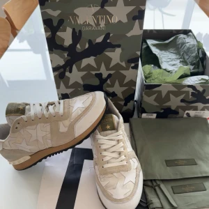 Valentino Rockrunner  - Tja, säljer nu mina riktigt snygga Valentino Rockrunners, som är ett perfekt par skor nu till sommaren! Normalt använda, Con: 8,5/10 Material i mocka och skinn. Storlek 40, passar även 41! Allt på bilderna ingår, box, dustbags och plastpåsen till skorna! Ordinarie pris: 8600kr.    Hör av vid frågor och funderingar, ps priset är INTE fast!