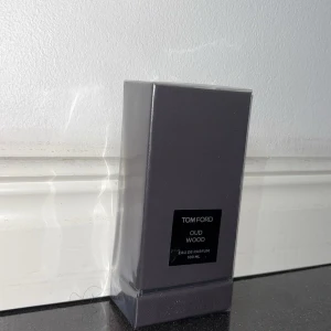 Tom Ford Oud Wood - Perfekt för dig som vill unna dig något extra eller ge bort en lyxig present. Finns för snabb leverans eller upphämtning.  Hör av dig vid frågor eller intresse!