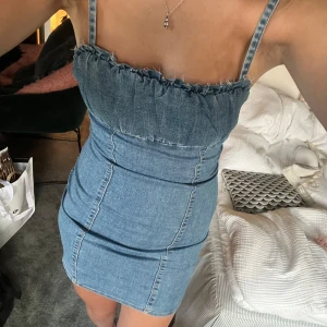 Jeansklänning - Åtsittande jeansklänning i ett stretchigt material🩵 använd en gång