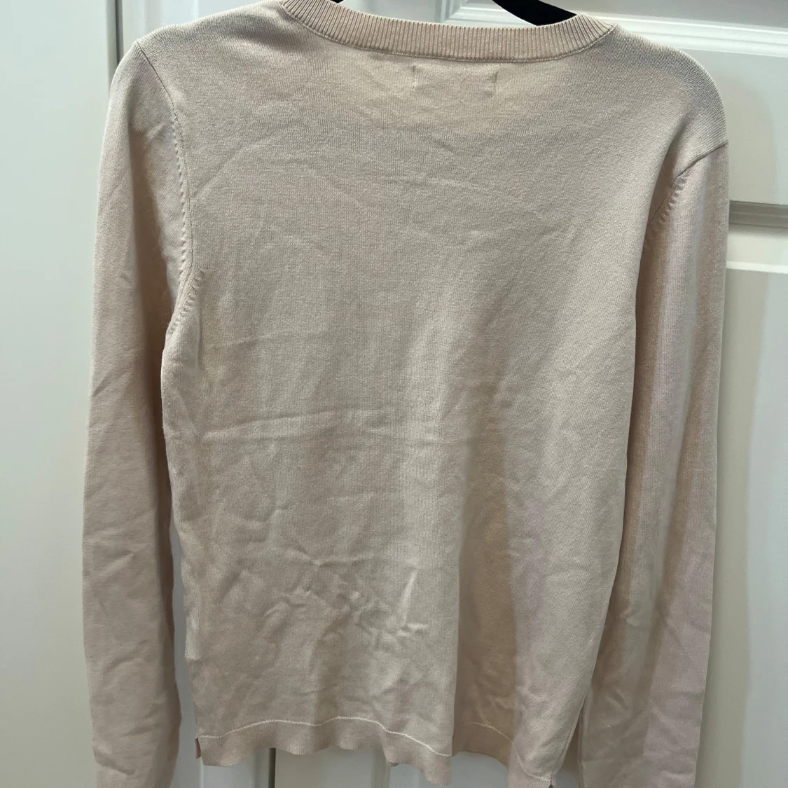 Beige tröja med gulddetaljer Sinsay - 2