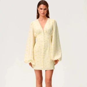 Adoore klänning  - Gul adoore klänning, helt oanvänd. Prislappen är kvar, slut såld. Pris kan diskuteras. 