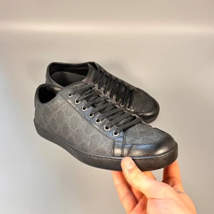 Gucci skor  Uk 7 - Äkta såklart. I size 7 uk vilket mostsvarar 40-41. Väldigt bra skick inga defekter. Kom med bud!! Box ingår inte