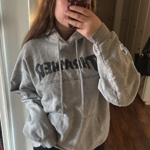 Grå Thrasher hoodie  - Säljer en grå hoodie från Thrasher 
