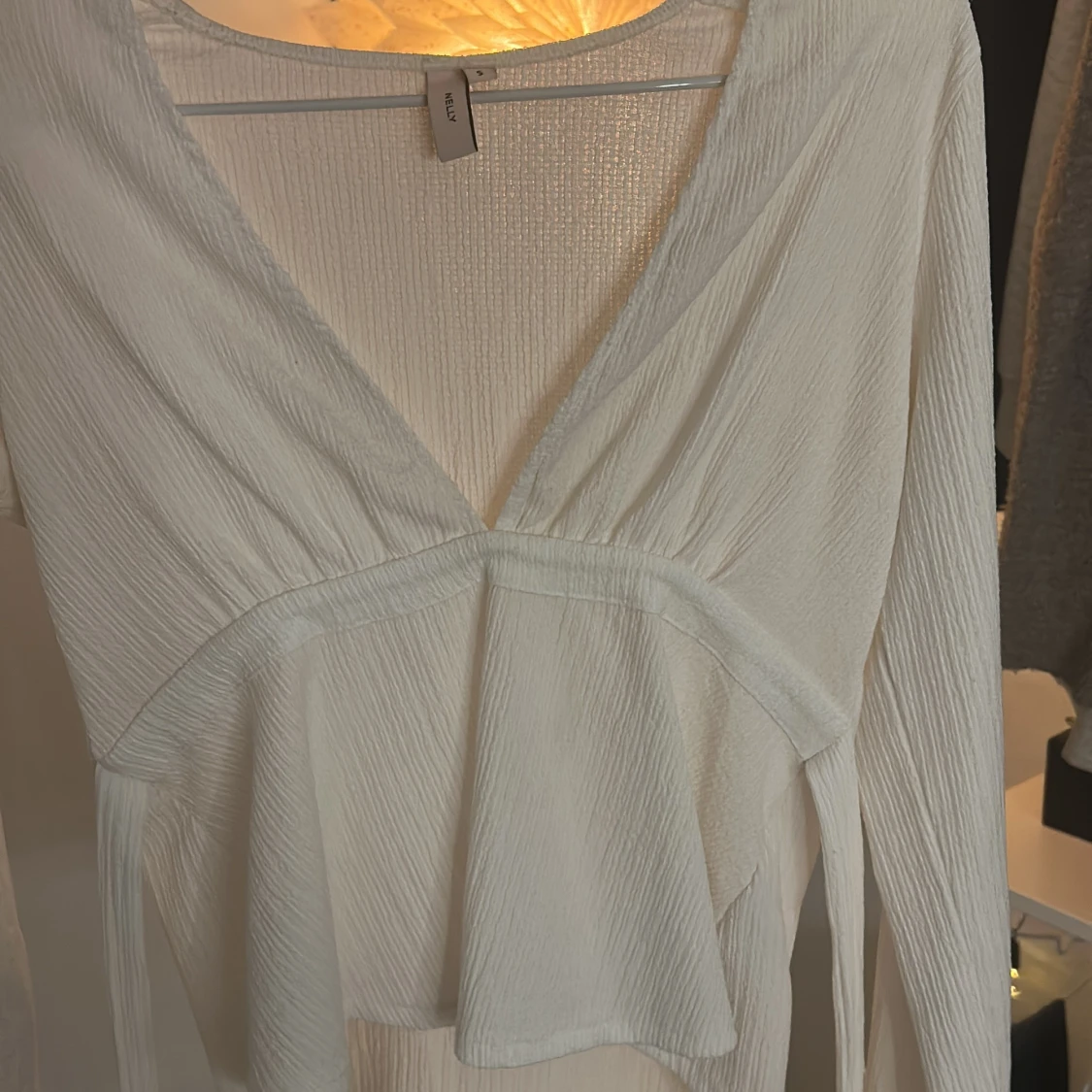 Vit v-ringad topp från Nelly - 1