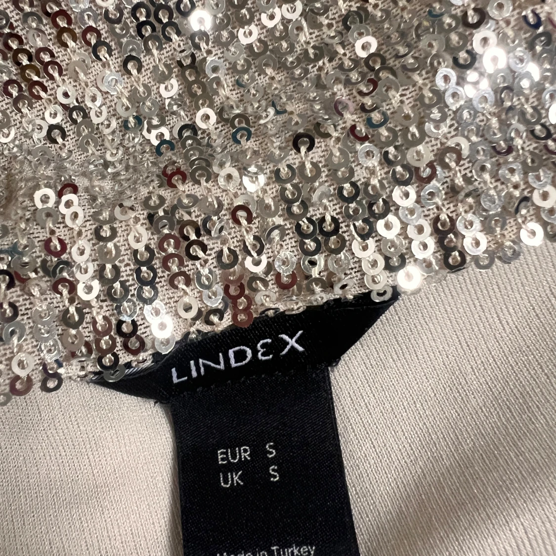 Glittrig silver tubtopp från Lindex - 3