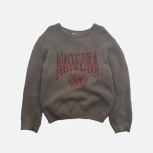 Brun stickad tröja med röd text från Weekday - weekday stickad tröja. storlek L. 