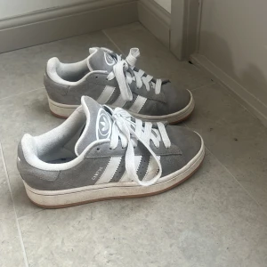 Skitsnygga campus - Jätte snygga ljusgråa campus. Nästan helt oanvända! Superfina i storlek 38. Skriv för prisförslag.