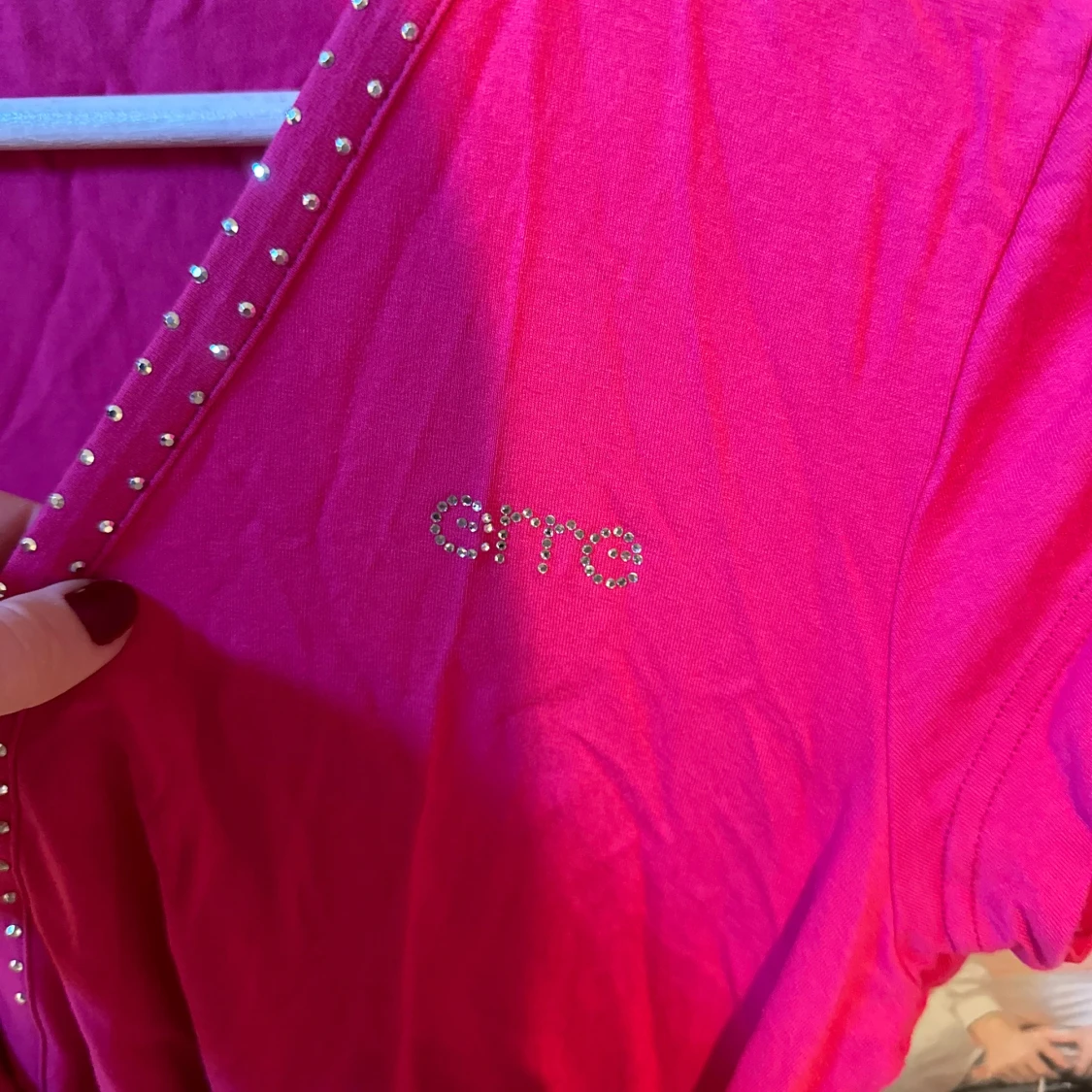 Rosa omlottopp med strassdetaljer från Erre - 1