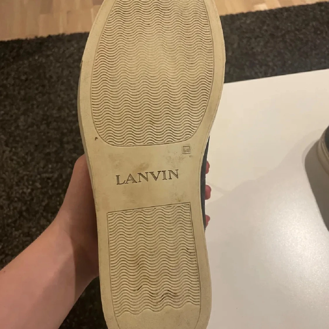 Grå sneakers från Lanvin med svarta detaljer - 2