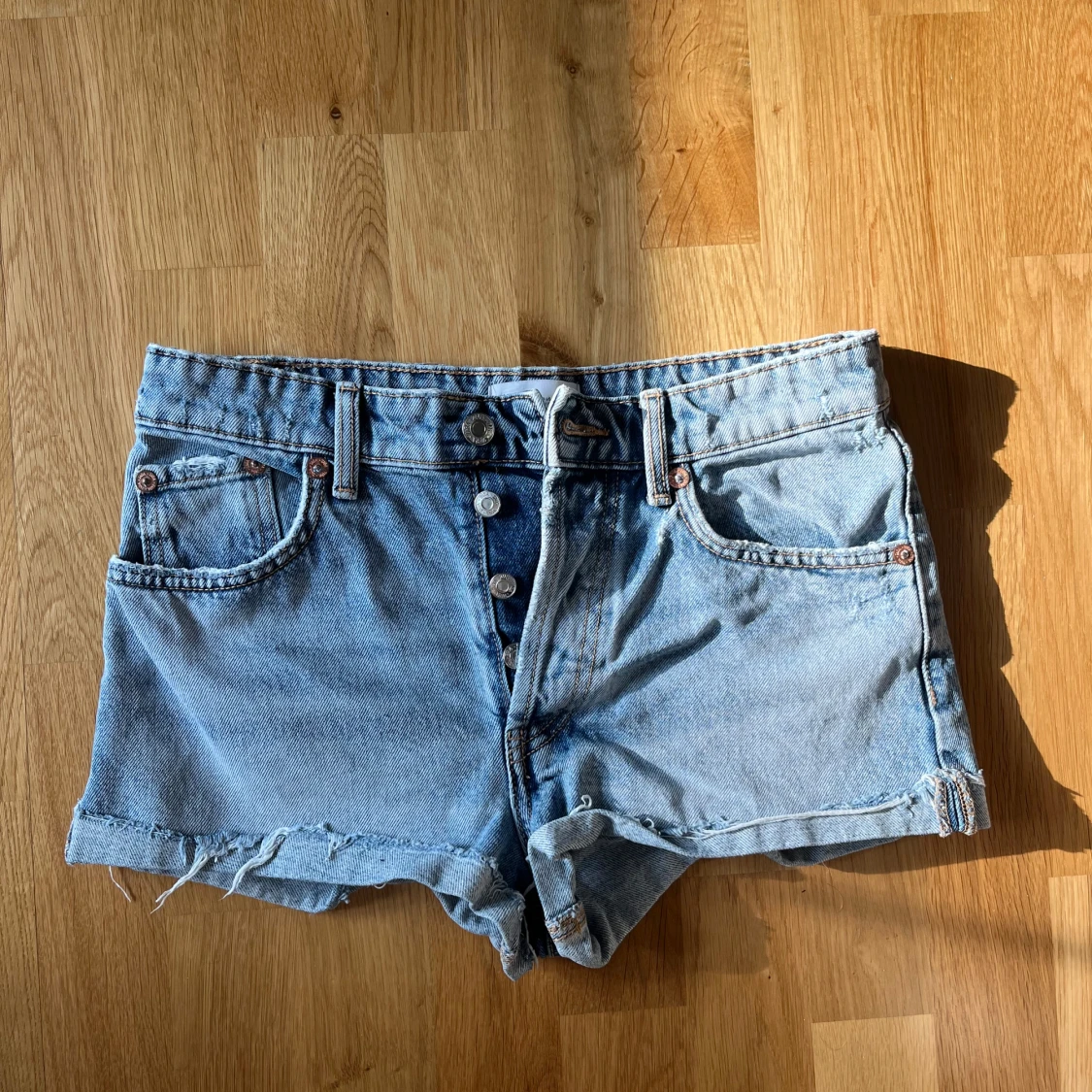 Ljusblå jeansshorts från Zara