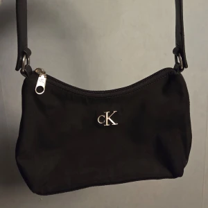 calvin klein väska - köpt på calvin kleins hemsida för 799. säljer för 250