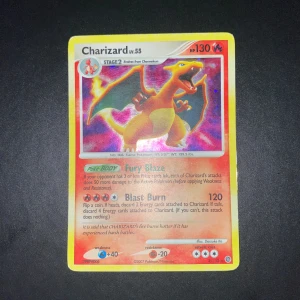 Charizard Pokémonkort 3/132 - Säljer ett Charizard Pokémonkort, nivå 55 med 130 HP. Kortet har en färgstark illustration av Charizard och är från Pokémon TCG. Text och detaljer på framsidan, klassisk blå baksida med Pokéball. Perfekt för samlare eller Pokémonfans. - Skriv vid intresse 