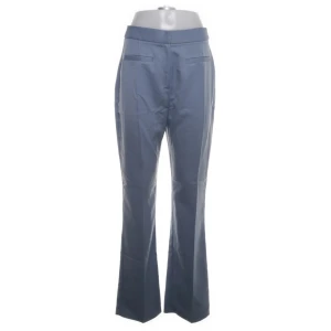 Blå kostymbyxor från NA-KD - Snygga blå kostymbyxor från NA-KD med klassisk passform och raka ben. Byxorna har diskreta fickor bak och en stilren midja. Perfekta för en stilren look.