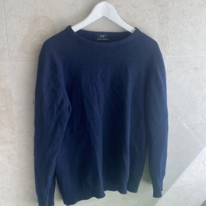 Mörkblå kashmirtröja från F&F - Säljer en stilren mörkblå tröja från F&F i 100% kashmir.  Säljer på grund av att den var stor. S men passar M. Priset är inte hugget i sten så det är bara höra av sig med frågor.