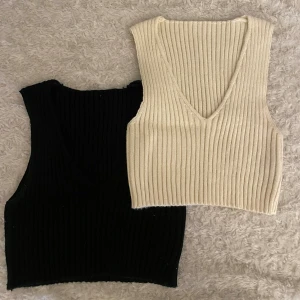 Ribbade croppade linnen i svart och beige - Två ribbade linnen i croppad modell, en svart och en beige. Båda har v-ringad hals och är stickade i ett mjukt material. 