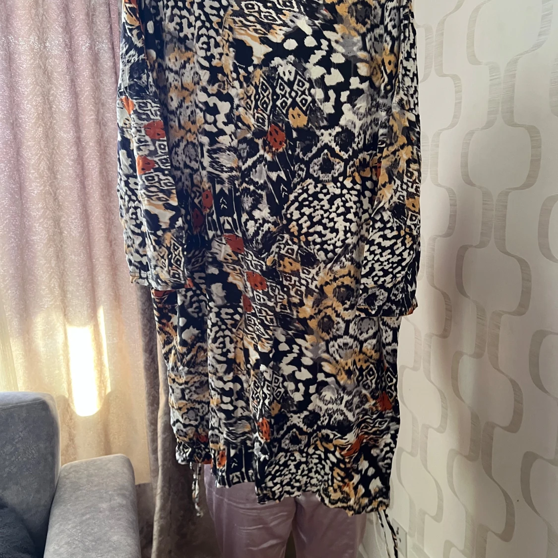 Mönstrad långärmad klänning - 1