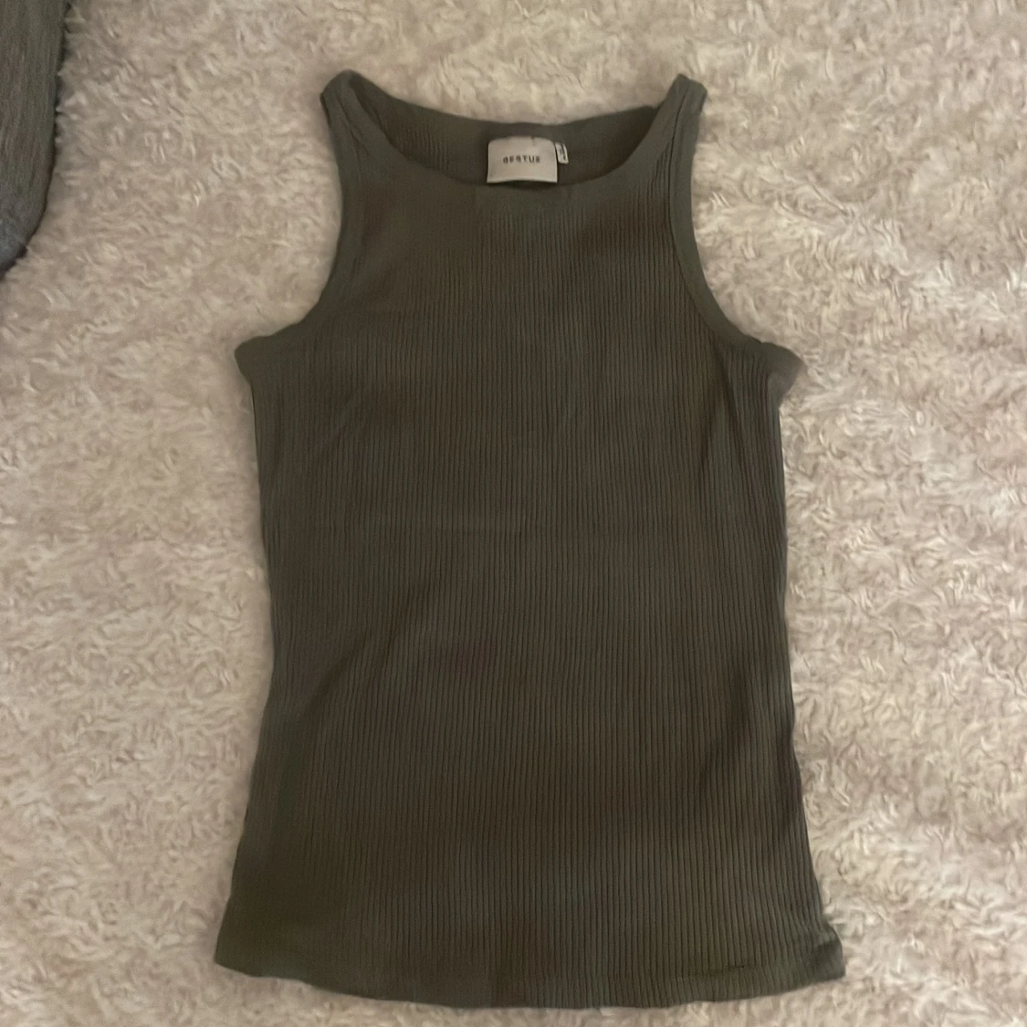 Olivgrön ribbad linnetopp