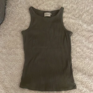 Olivgrön ribbad linnetopp  - Säljer min olivgröna ribbade linnetopp.