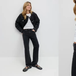 Svara midwaist straight jeans - Säljer oanvända svarta jeans från Gina. Sjukt bekväma och bra i längden på mig som är ca 162 cm. Nypris 500kr.