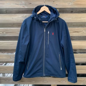Ralph Lauren Windbreaker  - Säljer denna feta windbreaker från Ralph Lauren. Storlek M. Fint skick, har bara lite smuts upp mot kragen som borde försvinna om man orkar tvätta/rengöra den. Väldigt dyr i inköp (2800) så passa på att köpa till ett pangpris! 