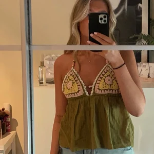 Oanvänd topp med prislapp från Zara med öppen rygg - Oanvänd topp med prislapp från Zara med öppen rygg. Perfekt till sommaren, grön eller Khaki med somriga gulliga färger och även några snygga pärlor.