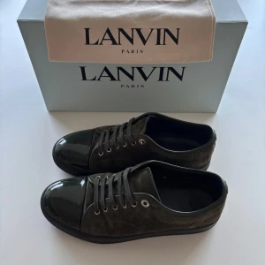 Lanvin skor - Säljer mina Lanvin skor UK-7 i sällsynta färgen grön. Skorna, och framförallt lacken, är i fint skick och har mycket kvar att ge. Box, dustbag och nya skosnören ingår. Nypris ligger på runt 5000kr, säljes för 2249kr.