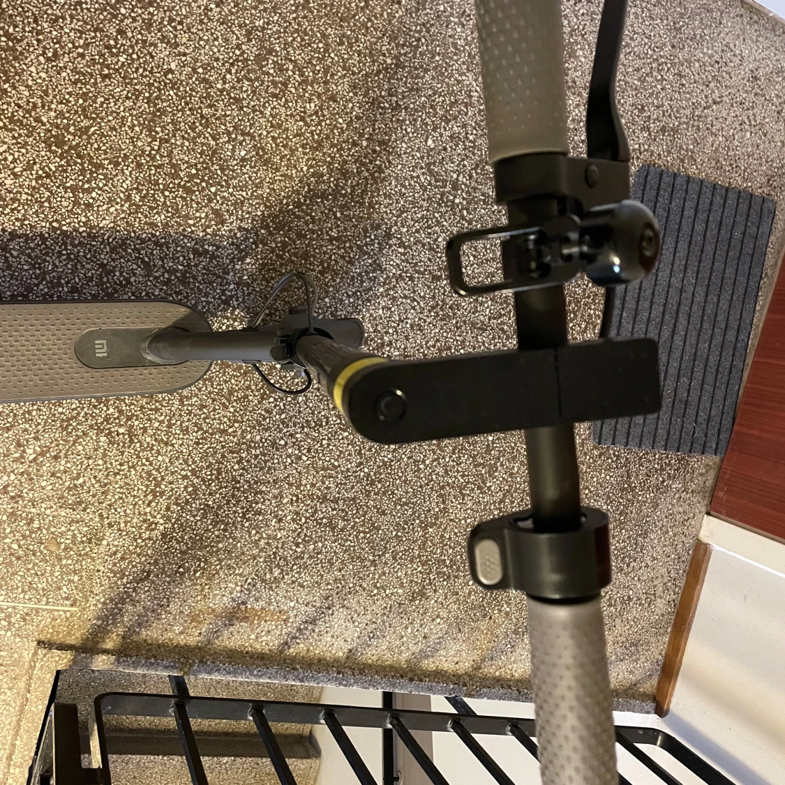 Säljer en svart elsparkcykel från Xiaomi den köptes för 4 månader  kvitto finns kartongen finns jag köpte den för 4 500 kr   - 3