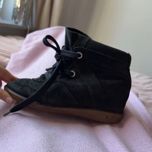 Isabel marant bobby - Säljer mina fina Isabel marant Bobbys. Storlek 36 men är stor i storleken. Kan mötas upp i Stockholm eller frakta💕