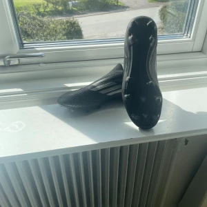 Adidas F50 PRO  - Helt nya utan boxen som saknas. Använt en gång på träning men passade inte min fot. Ny  pris 1700 typ