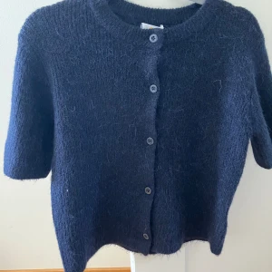 Mörkblå stickad kofta från Gina Tricot - Mysig mörkblå stickad kofta från Gina Tricot knappt använd🥰 