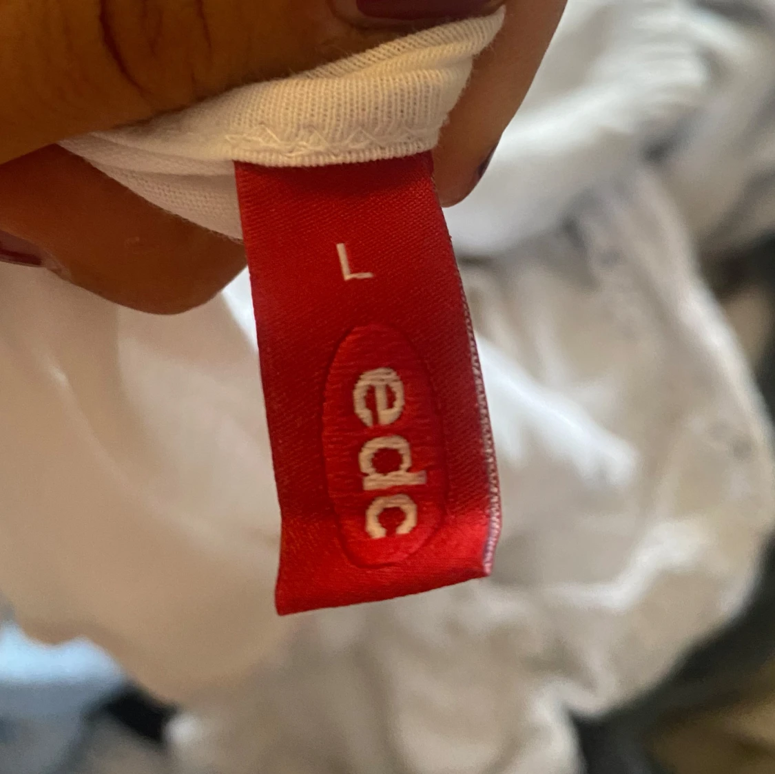 Vit linnetopp med spetsdetaljer - 1