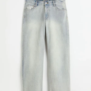 Ljusblå wide jeans - Säljer ett par ljusblå jeans med rak passform. Jeansen har rätt låg midja och stängs med knapp och dragkedja. Perfekta till en avslappnad stil. 💗