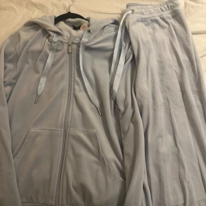 Ljusblå mjukisbyxor och kofta från Gina Tricot - Supermjuka ljusblå mjukisbyxor och kofta från Gina Tricot med resår i midjan och raka ben. Perfekta för en avslappnad stil och matchar med hoodie i samma färg. Säljes i storlek S.