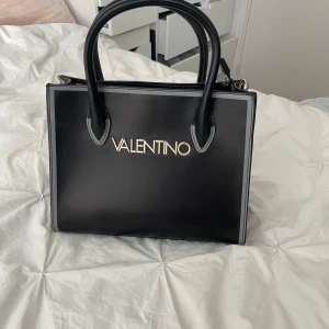 Valentino väska  - Super snygg Valentino väska, INTE äkta men ändå i super bra skick🥰
