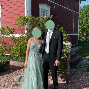 Balklänning - Jag säljer nu min fina balklänning från 2024.                  Strl 38 men passar lika bra 36.                                   Använd 1 kväll!💚