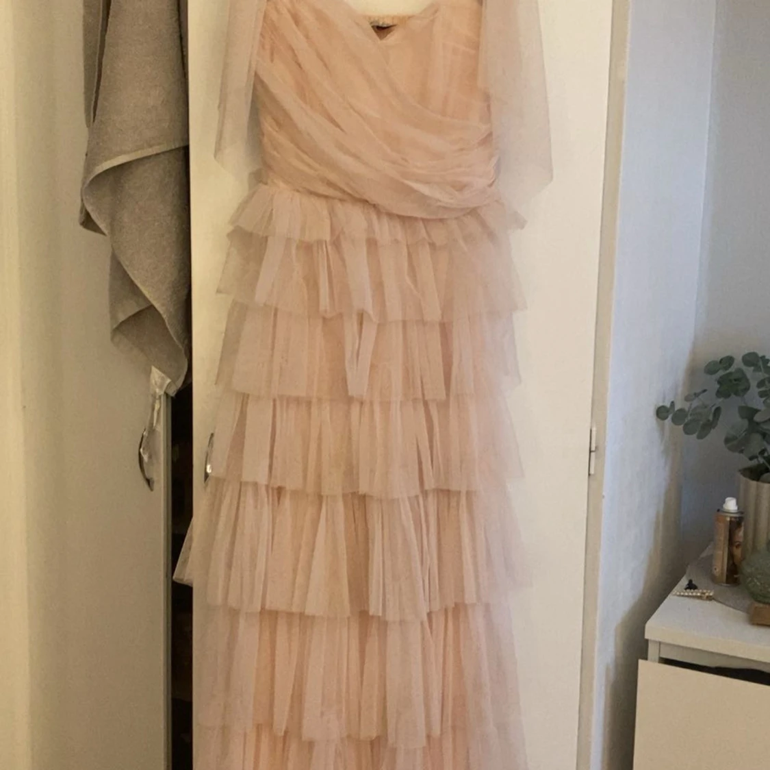 Ljusrosa långklänning med volanger - 2