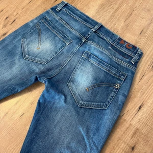 Dondup jeans - Säljer dessa feta dondup jeans! De är i toppskick och har inga defekter. De är i storlek w31 men passar mindre pga dondup är oftast små i storleken. Passar w28 eller w29 bäst! Hör bara av er vid frågor!💯🙏