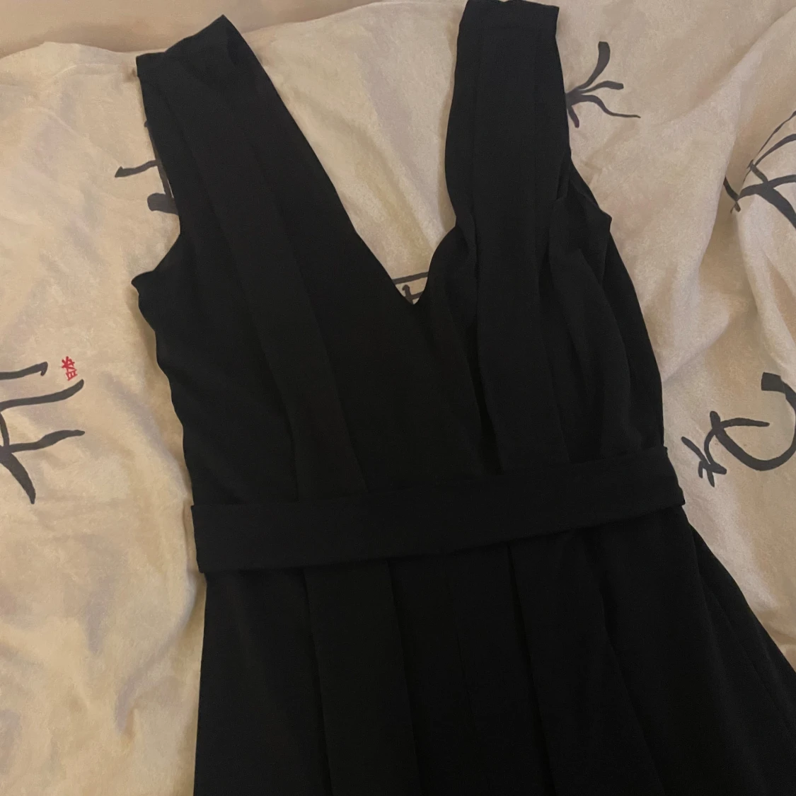 Svart byxdress med djup v-ringning - 2