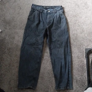 Polar jeans - Säljer mina Polar jeans pga jag inte använder dom längre. Dom är mörkblå och hyfsat använda  lite slitna längst ner. Annars bra skick. Back och fram fickor. Nya säljs dom för 1500.