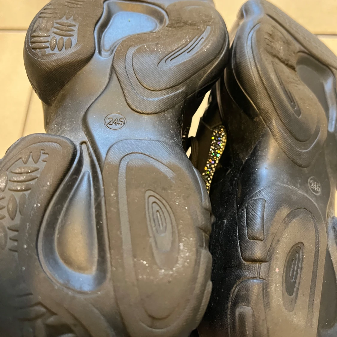 Svarta chunky sneakers med reflekterande detaljer - 4