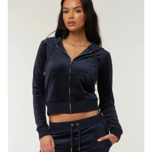 Night sky juicy set - Säljer mitt juicy sett i färgen night sky och strl xs på båda. Sicket på tyget är fortfarande samma. Använder aldirg men på båda så har en av metall grejerna på snörerna lossnat men inget man märker av sådär. Kontakta för bilder osv kan diskutera pris. Nypris ca 1200 för en av dom. 